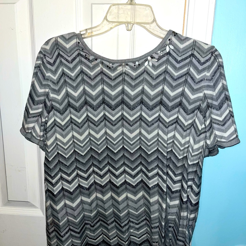 Short sleeved sweater with a splash of sparkle!